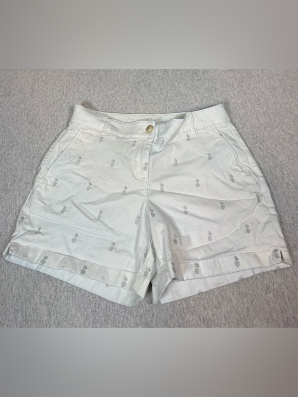 Tommy Bahama White Embroidered Pineapple Shorts – Women’s Size 4 🍍🤍